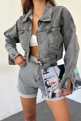 Koyu Antrasit Çift Cepli Fermuarlı Yıkamalı Crop Denim Ceket Bcdf-235410 Çok Renkli
