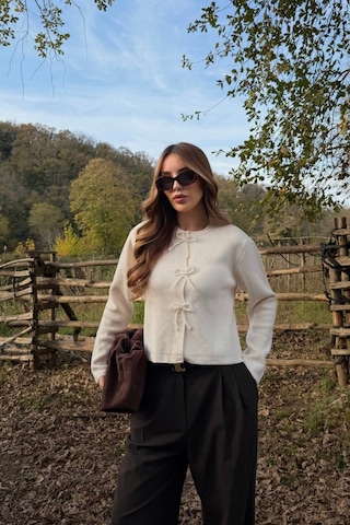 Krem Fiyonk Boncuk Detaylı Hırka - 251072 Krem