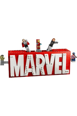 LEGO® Marvel: MARVEL Logosu ve Minifigürleri 76313 - Süper Kahraman Sevenler için Koleksiyonluk, Yaratıcı Oyuncak Yapım Seti (931 Parça)