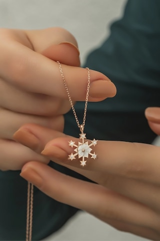Nereze 925 Ayar Gümüş Manolya Çiçeği Detay Kartanesi Kolye