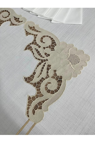 Beyaz İşli Masa Örtüsü Açık Krem