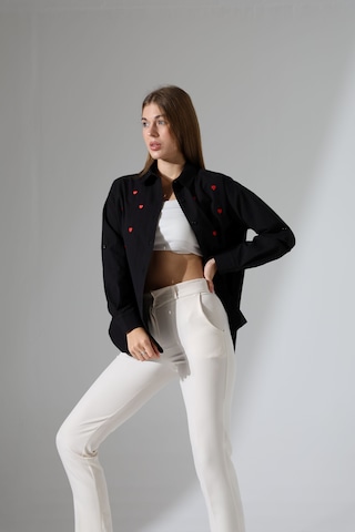 Corradeo Giyim Yeni Sezon Oversize Çizgili Poplin Kumaş Kalp Nakış Detaylı Apoletli Tasarım Gömlek Siyah