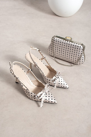 Dabab Shoes Polkıa Puantiye Desenli Krem Saten Fiyonk Detaylı Sivri Burun Slingback 7 Cm İnce Topuklu Ayakkabı Ve Zincir Askılı Çanta Seti Krem Kombin