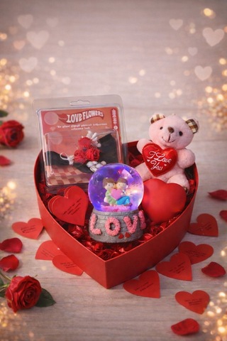 Sevgiliye Romantik Hediye Kutusu Işıklı Kalp Ve Kar Küresi Peluş Ayıcık Ve Gül Buketi Hediye Seti 01 Çok Renkli