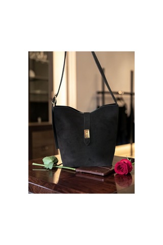 Dilora Premium Nubuk Deri Kadın Omuz Çantası Altın Tokalı Elegant Bucket Model Zamansız Tasarım Siyah