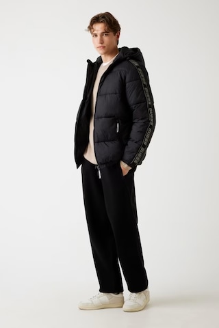 Guess Arlo Erkek Kapüşonlu Mont Z5bl17wo06ı Siyah