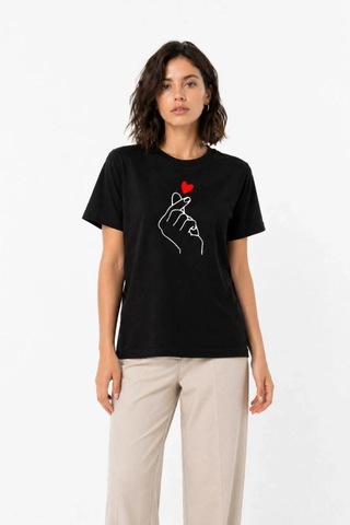 Freedom Storee Kadın Kore Parmak Kalp Aşk Temalı Minimal Baskılı Tişört Yazlık Kısa Kol T-shirt - Siyah Çok Renkli
