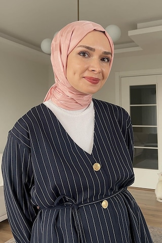 Carell Şüheda'nın Tercihi Yazı Desen Jakar İtalyan İpekli Şal Pudra Çok Renkli