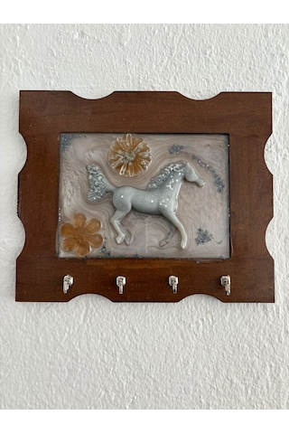 Pelince - Gümüş At Figürlü - Epoksi Ahşap Anahtar Askılığı Tek Ürün - Ebat : 24 X 29 Cm Ahşap