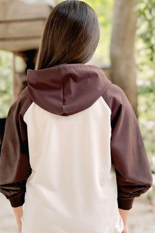 Yazı Desenli Kapşonlu Kahverengi Renk Kız Çocuk Takım Kahverengi