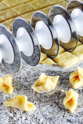 Rotanev 9 Çelik Bıçaklı Mantımatik Mantı Kesici Merdane Pratik Mantı Kesme Aparatı Beyaz - Siyah