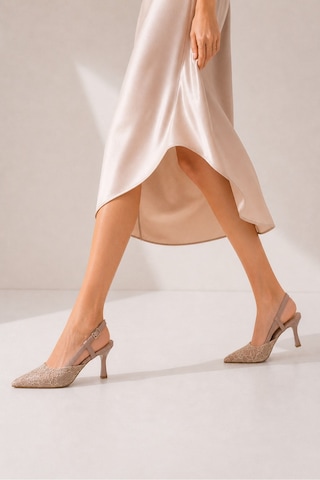 Lebibe Shoes Lısa Kadın Pudra Sivri Burun 7 Cm Topuklu Çiçek Dantel Desenli Rugan Slingback Ayakkabı