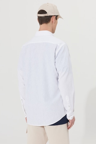 AC&Co / Altınyıldız Classics Erkek Comfort Fit Rahat Kesim Düğmeli Yaka Keten Gömlek Beyaz
