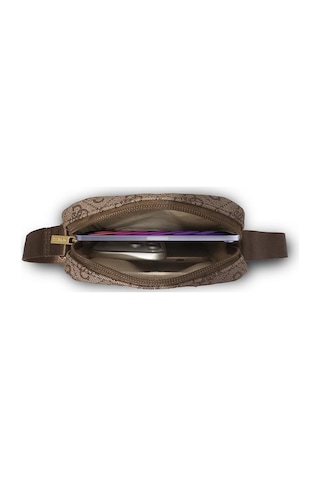 Guess Lisanslı Metal Logolu Fermuarlı 8 İnç Çapraz Askılı Tablet Çantası Kahveringi Çanta