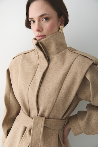 Bej Apoletli Vatkalı Kaşe Kaban - 1005 Bej