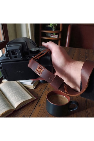 Hakiki Deri El Yapımı Fotoğraf Makinesi Bilek Askısı - 2 Cm Genişlik 2 Mm Kalınlık Kızıl Kahve Kamera Bilekliği Kahverengi Hakiki Deri El Yapımı Fotoğraf Makinesi Bilek Askısı - 2 Cm Genişlik 2 Mm Kalınlık Kızıl Kahve Kamera Bilekliği Kahverengi