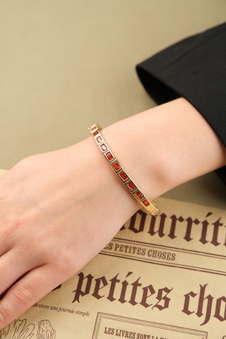 Çildan Womens Gold Özel Tasarım Kırmızı Taşlı Kelepçe Bileklik