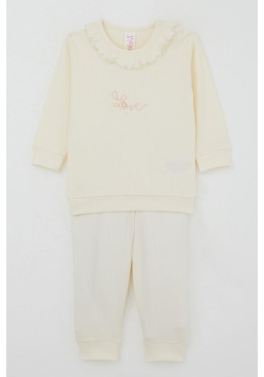 Breeze Kız Bebek Pijama Takımı Omuzdan Patlı Yaka Kısmı Fırfırlı Yazı Nakışlı 4 Ay-1 Yaş, Krem Krem