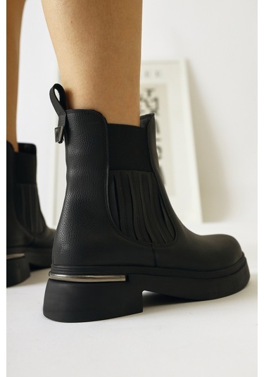 Pava Siyah Topuk Detaylı Çekme Bot 001