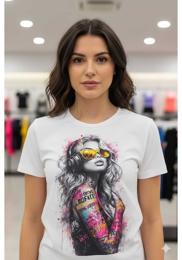 Renkli Kadın Figürü Baskılı Siyah Beyaz T-shirt Beyaz