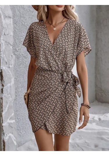 Kadın Kısa Yarasa Kollu Önden Kruvaze Yaka Detaylı Önden Bağlamalı Desenli Süprem Elbise Desenli Kadın Kısa Yarasa Kollu Önden Kruvaze Yaka Detaylı Önden Bağlamalı Desenli Süprem Elbise Desenli