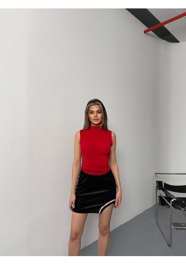 Kadın Kolsuz Büzgü Detaylı Dik Yaka Bluz Kırmızı