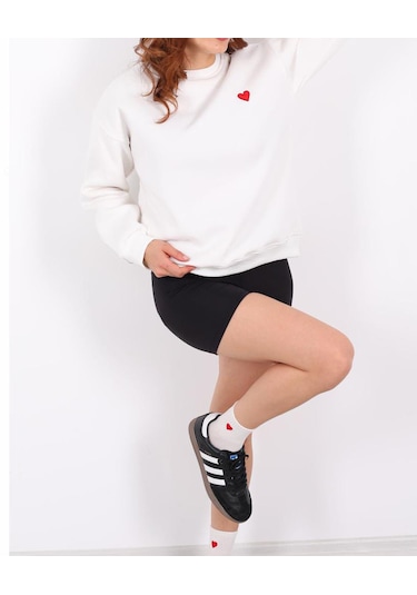 İs Berceste Kadın Bisiklet Yaka Kalp Nakışlı 3 İplik Şardonlu Sweatshirt Beyaz