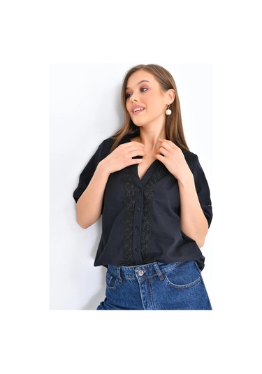 Kadın V Yaka Balon Kol Nakışlı Düğme Detay Dokuma Bluz Siyah