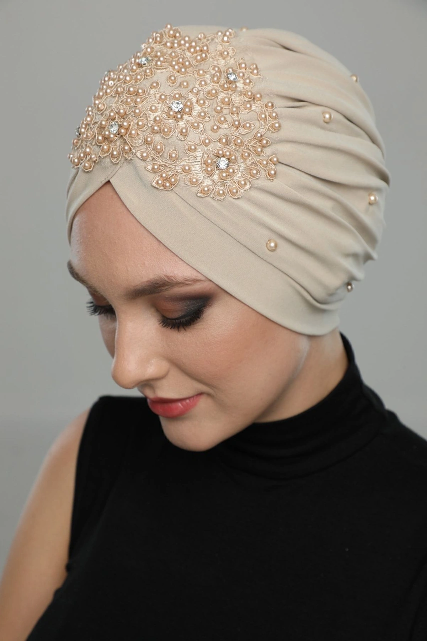 Kopma Astarlı Işlemeli Bej Dantel Motifli Hazır Türban Tesettür Abiye Bone Bej Dantel