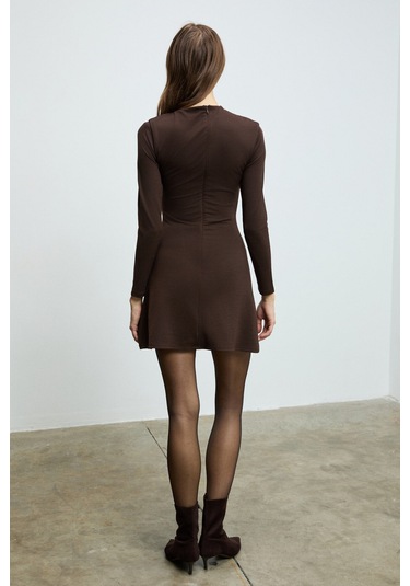 VELIRA Kadın Omuz Ve Bel Kısmında Pile Detaylı Sıfır Yaka Fermuarlı Uzun Kollu Mini Kahverengi Elbis