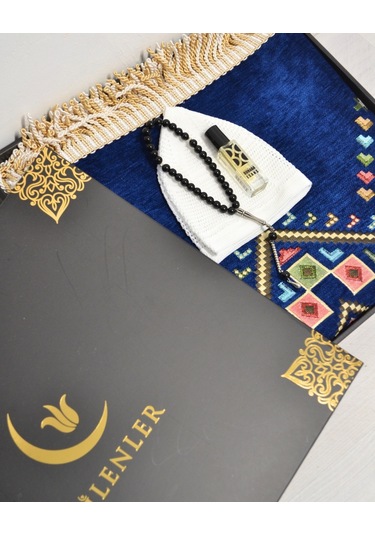 Erkekler İçin Seccade Takke Tesbih Esans Hediyelik Seti Kilim Desenli Kadife Astarlı Seccade Ve Özel Kutulu Lüks Hac Umre Hediyesi Lacivert