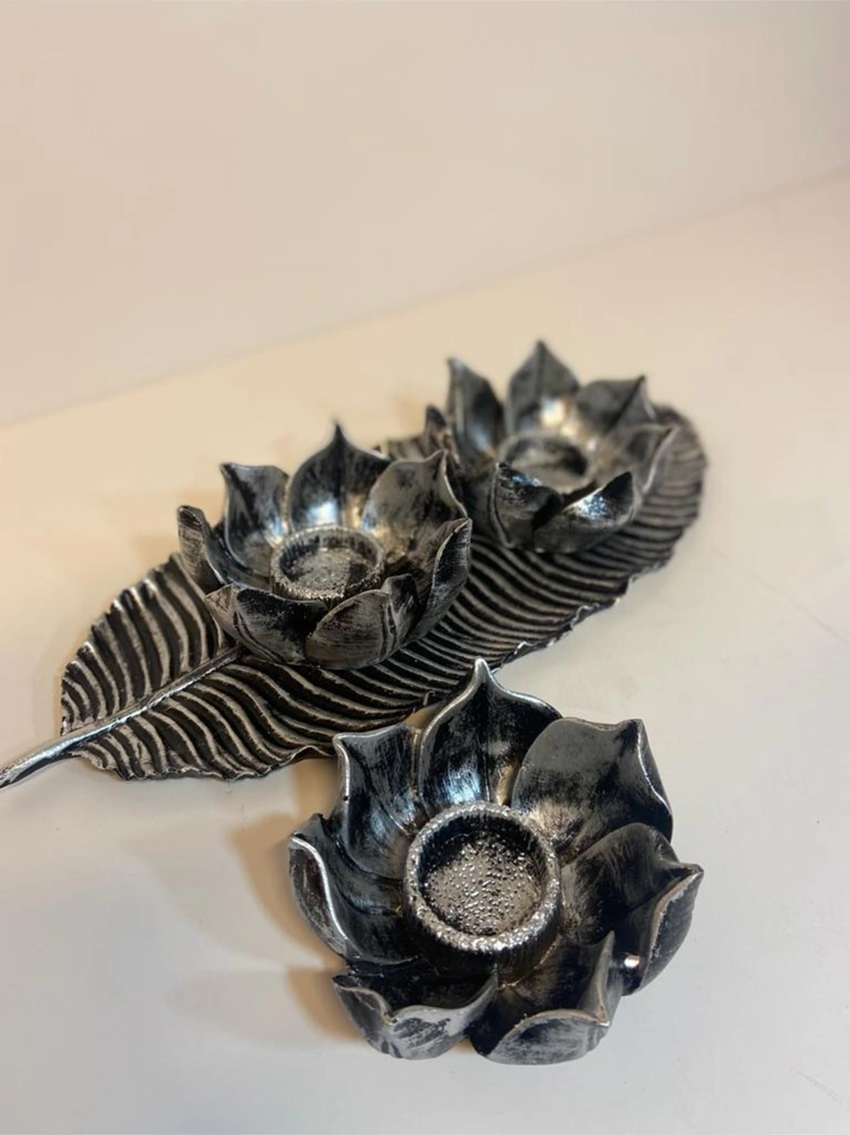 Şık Üçlü Lotus Mumluk, Gümüş Eskitme, Polyester Dekorasyon Parçası