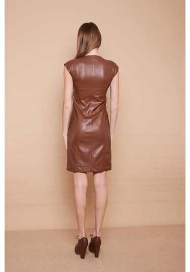 Ekolojik Suni Deri V Yaka Düşük Omuzlu Önü Fermuarlı Elbise -taba Taba