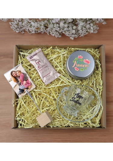 Bk Gift Kişiye Özel İsimli Cam Kahve Fincanı & Türk Kahvesi & Ahşap Fotoğraf Tutucu & Gümüş Metal Kutuda Kokulu Mum Hediye Seti-3, Anneye Hediye, Anne