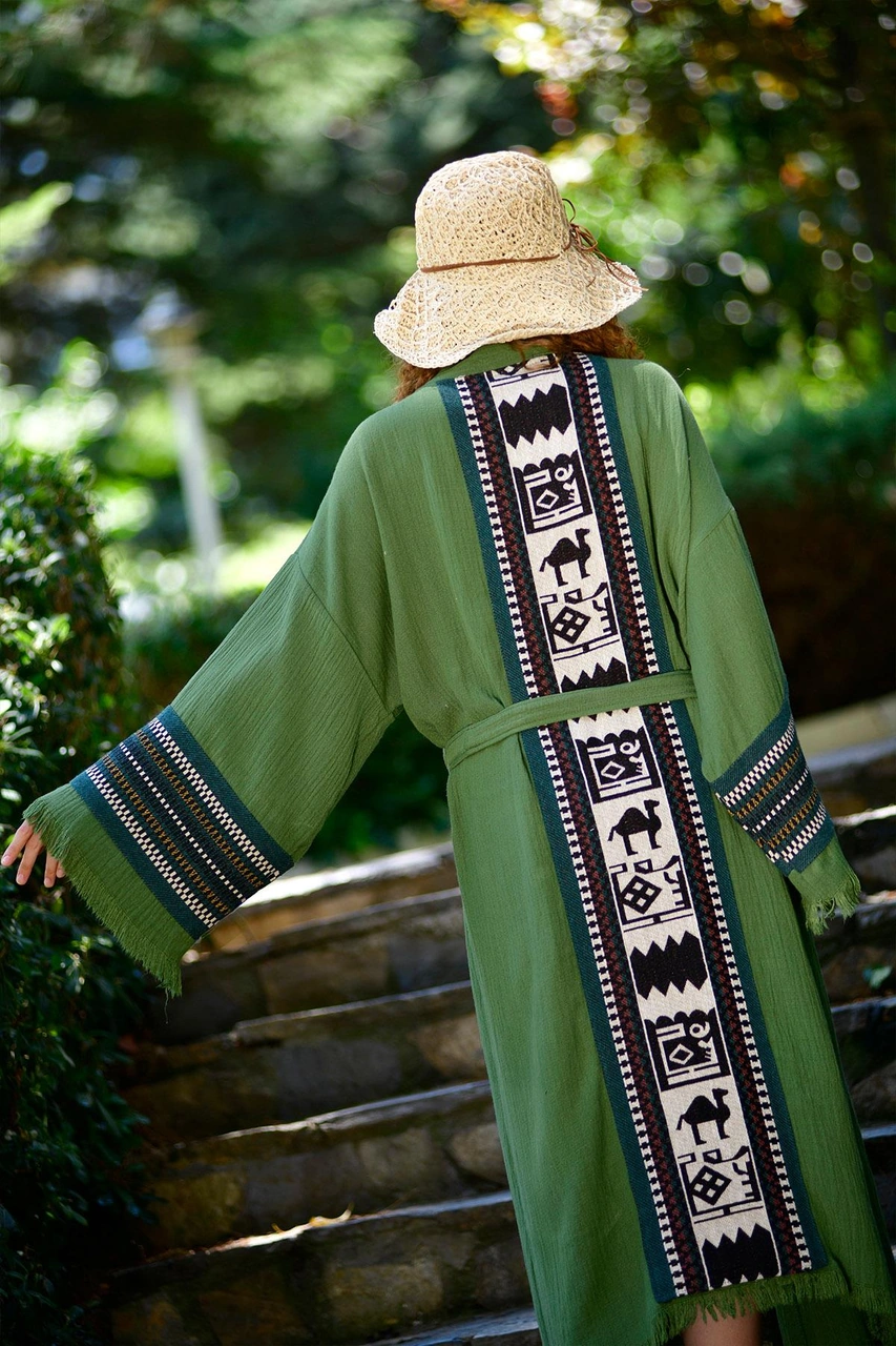 Doğal Tonlarda Geniş Kenarlı Rafya Şapka Çok Renkli