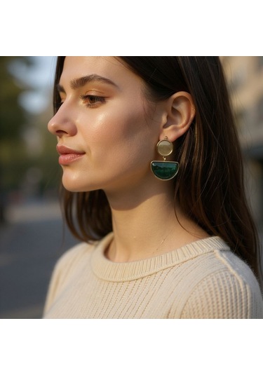 Yeşil Taşlı Minimal Küpe - Altın Renk Detaylı Zarif Tasarım Çok Renkli