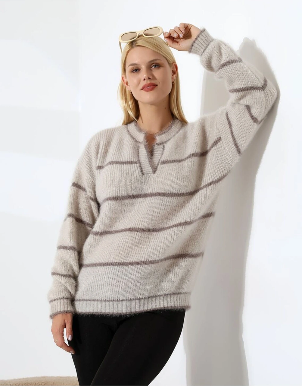 Yaka V Kesimli Tüylü Çizgili Triko Kazak Krem
