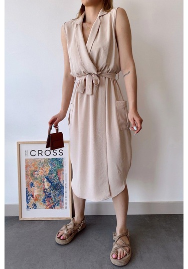 Kadın Bej Kalın Askılı, Kruvaze Yaka, Düz Desen, Aerobin Yırtmaçlı, Kemerli Midi Elbise Bej