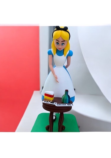 Alice Harikalar Diyarında Alice Figürü
