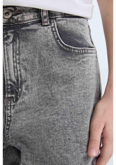 DeFacto Erkek Çocuk Balloon Fit Yırtık Detaylı Düz Paça Jean Pantolon C5707A824WNNM55