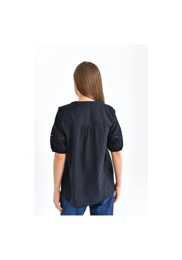 Kadın V Yaka Balon Kol Nakışlı Düğme Detay Dokuma Bluz Siyah