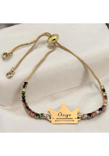 Özge İsmine Özel Renkli Taş Desenli Taç Motifli 14 Ayar Altın Plakalı Hediye Bileklik-489isim Özge