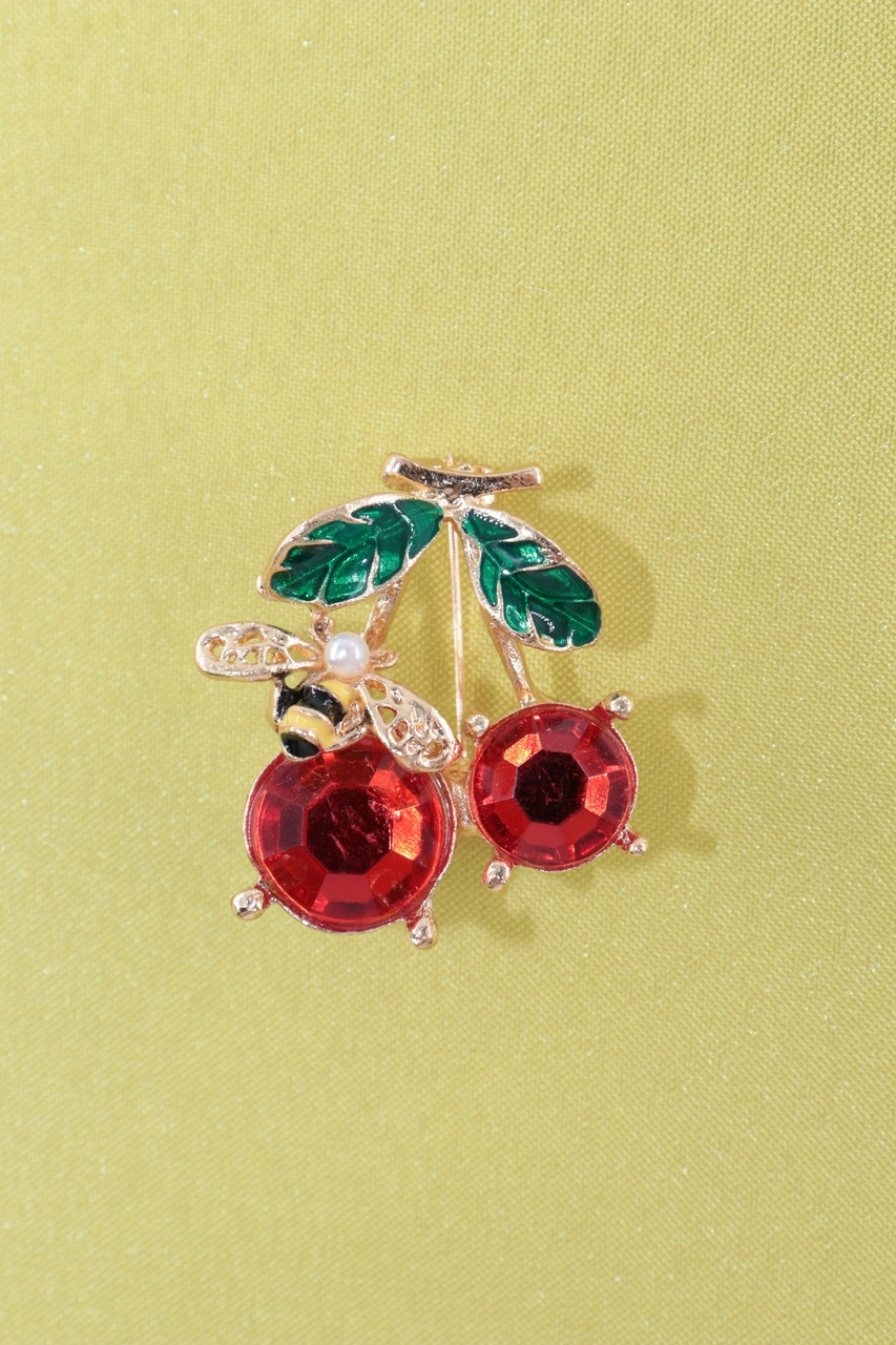 Yazın Neşesi Arılı Kiraz Broş. Altın Dallı Kristal Taşlı Yakut Renkli Kiraz Arı Kadın Yaka İğnesi Gold Kıımızı