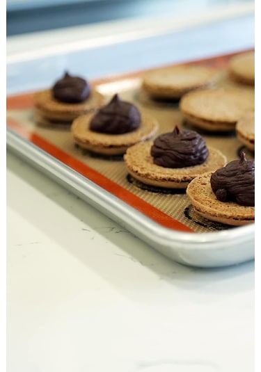 Oven Silikon Fırınlanabilir Pişirme Kağıdı 30x40 Cm Kendinden Yağlı Yıkanabilir Silpat Hamur Açma Matı Bordo - Beyaz