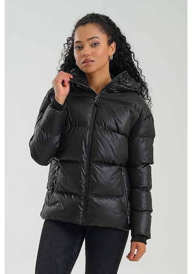 Kadın Siyah Kapüşonlu Dik Yaka Kolu Ribanalı Siyah Kadın Mont Siyah