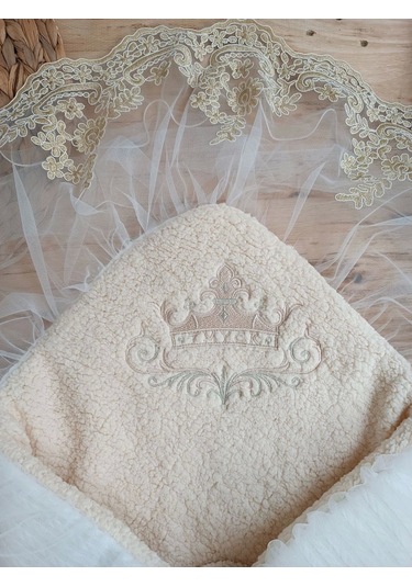 Yenidoğan Kuzulu Taç Nakış Güpürlü Fiyonklu Duvaklı Prizma Taş Unisex Kundak Bebek Battaniyesi Ekru