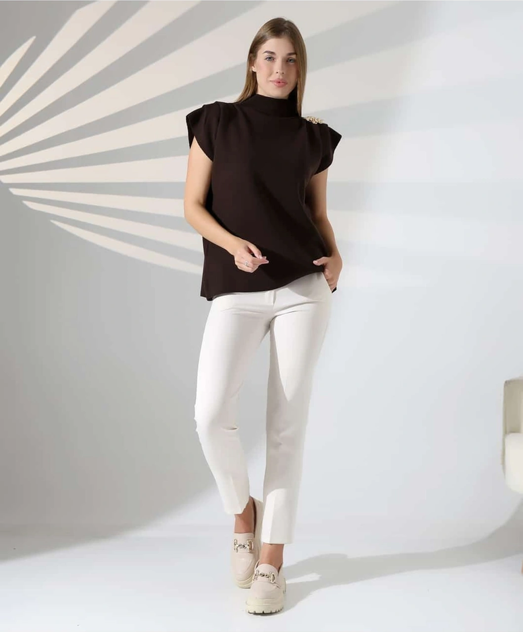 Zarif Omuz Detaylı Dik Yaka Triko Bluz Kahverengi