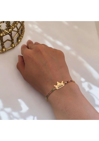 Defne İsmine Özel Taç Motifli 14 Ayar Altın Plakalı Renkli Taş Desenli Hediye Bileklik-489isim Defne