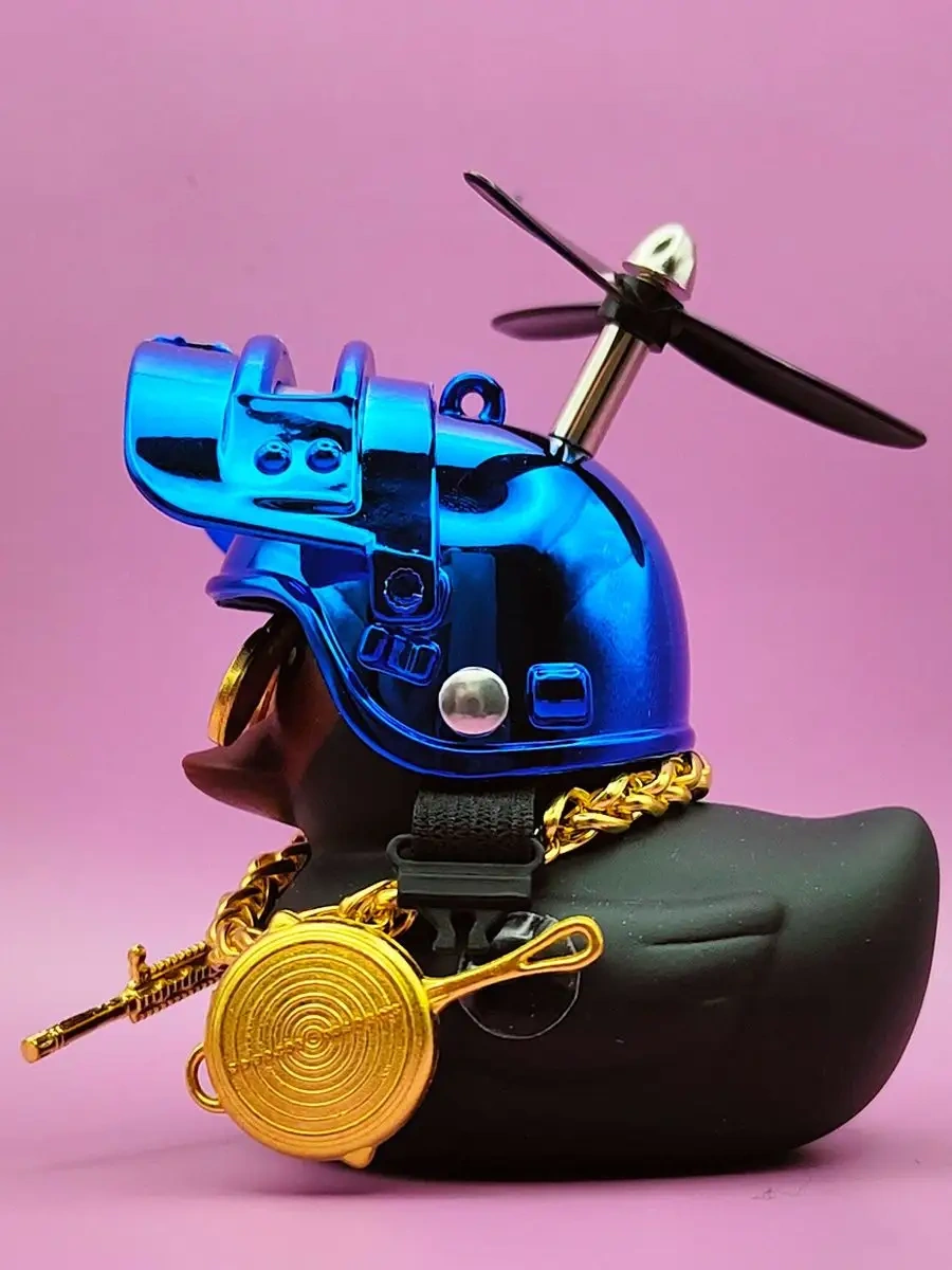 Market Alls Aracın İçinde Kasklı Ve Gözlükleri Olan Ördek 138029754