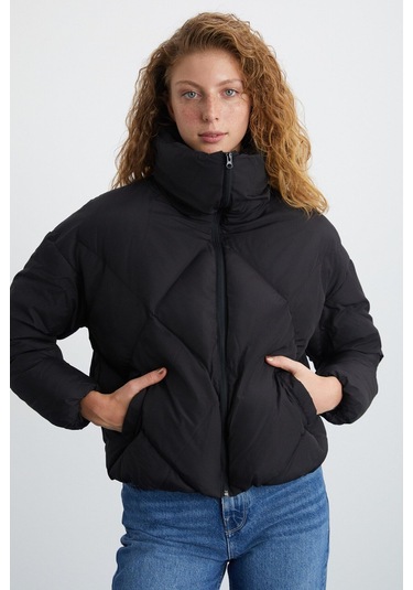 Manon  Kadın Dik Yaka Kapitone Desenli Orta Kalınlıkta Rüzgar Geçirmez Şişme Dış Giyim Siyah Mont